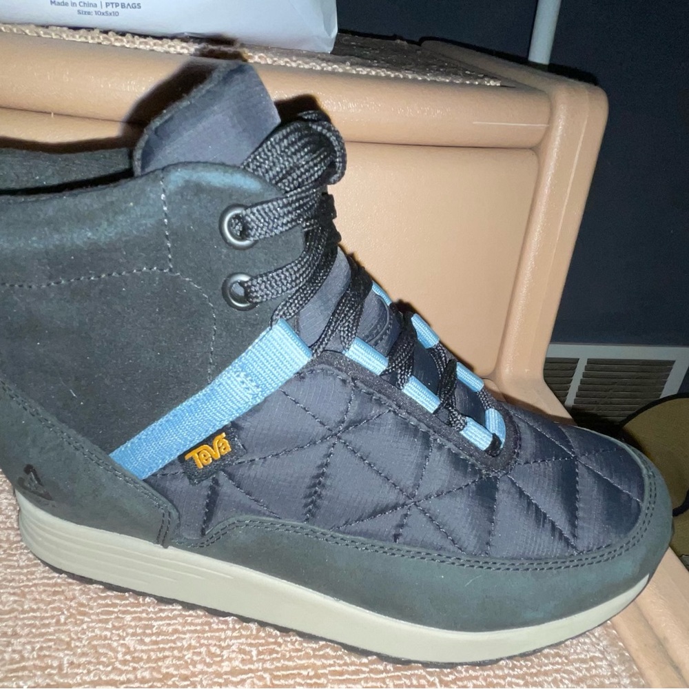 Teva ReEmber black/blue boots size 6